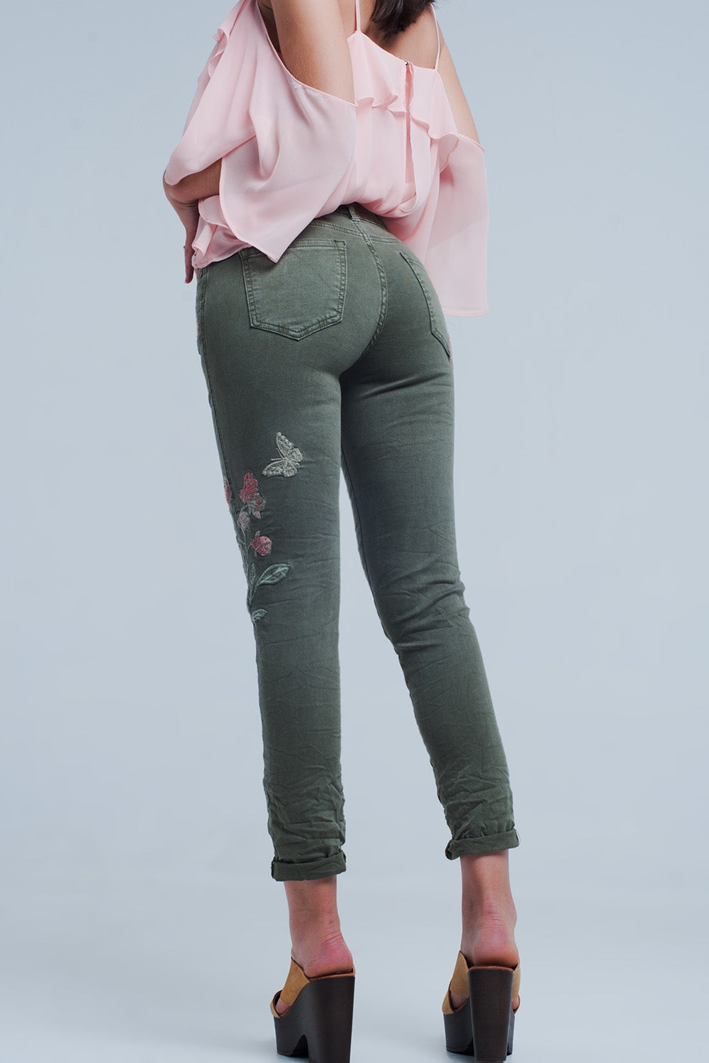 Vaqueros khaki con bordado floral