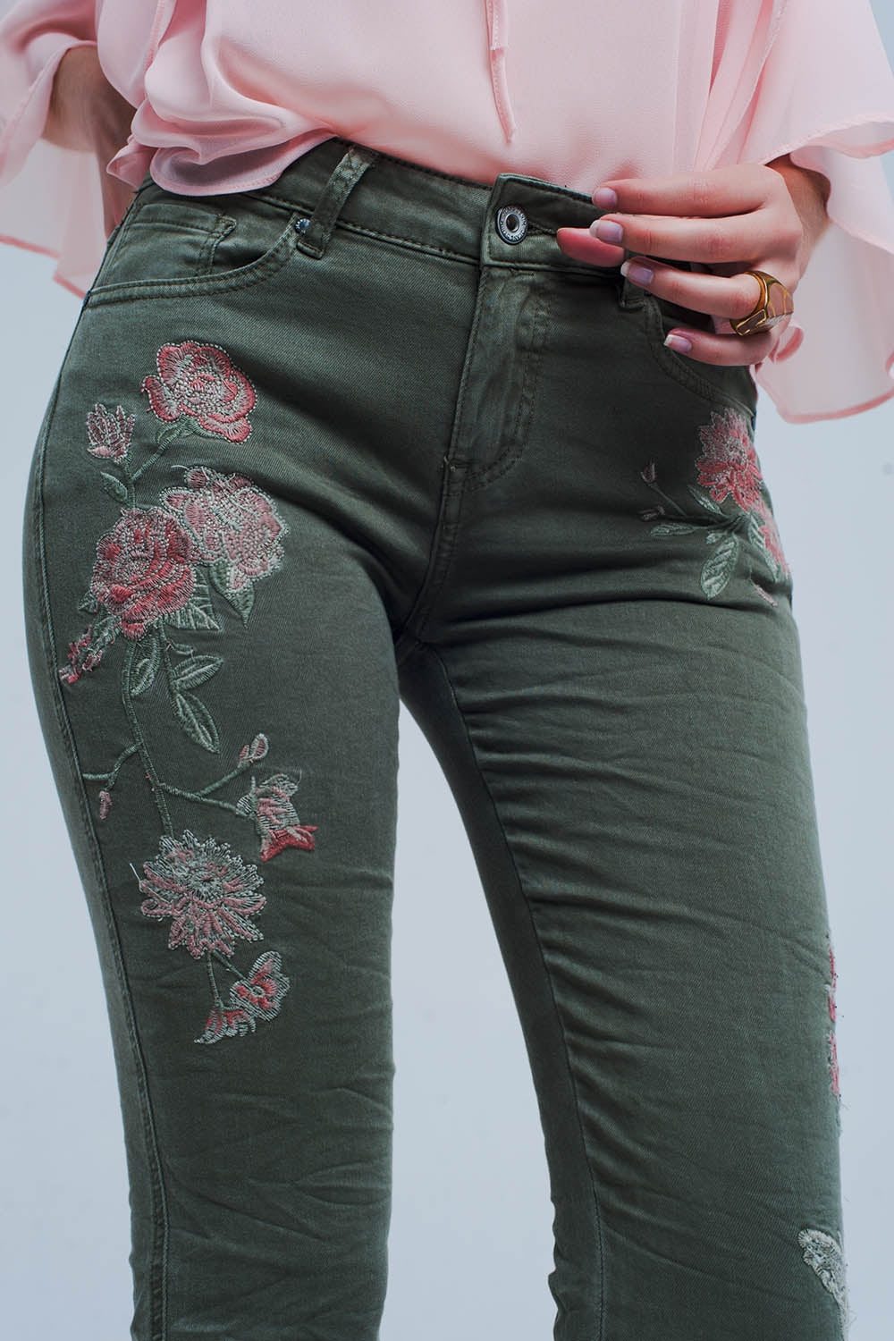 Vaqueros khaki con bordado floral