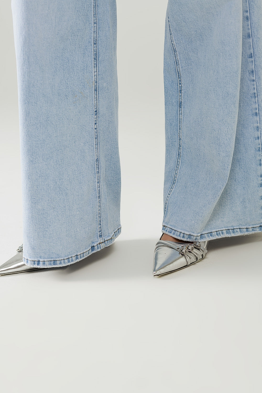 vaqueros lavado claro elásticos de pierna ancha