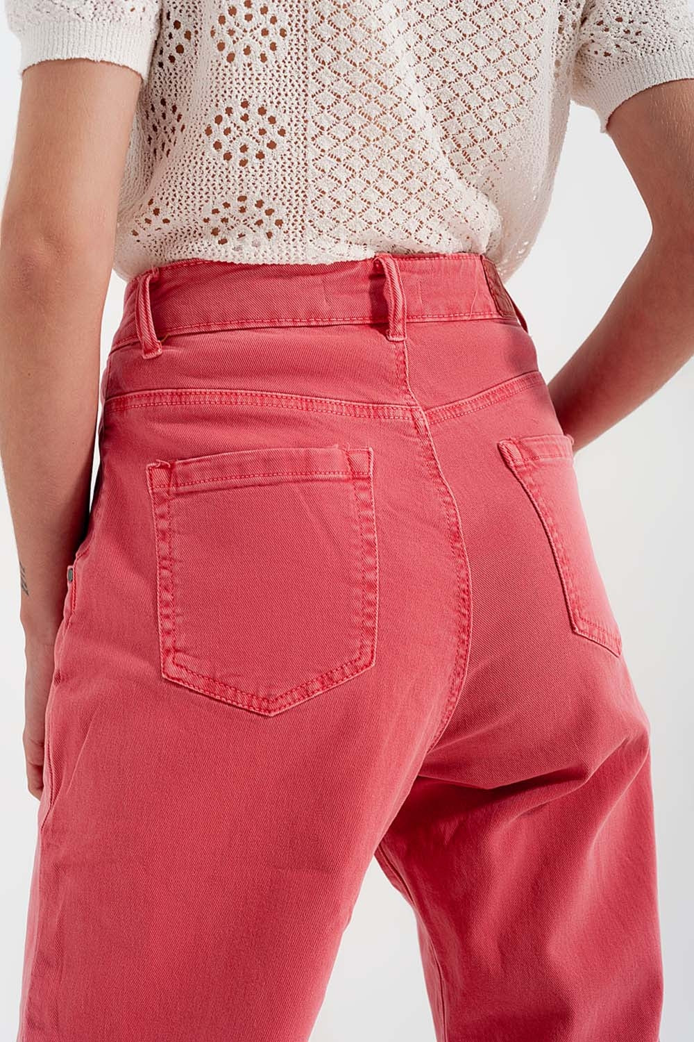 Vaqueros mom en color rosa de talle alto con pinzas en la parte delantera