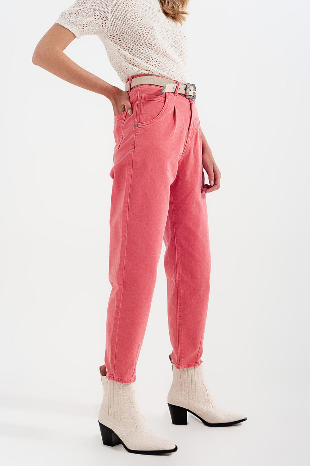 Vaqueros mom en color rosa de talle alto con pinzas en la parte delantera