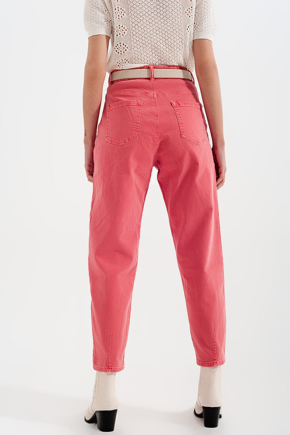 Vaqueros mom en color rosa de talle alto con pinzas en la parte delantera