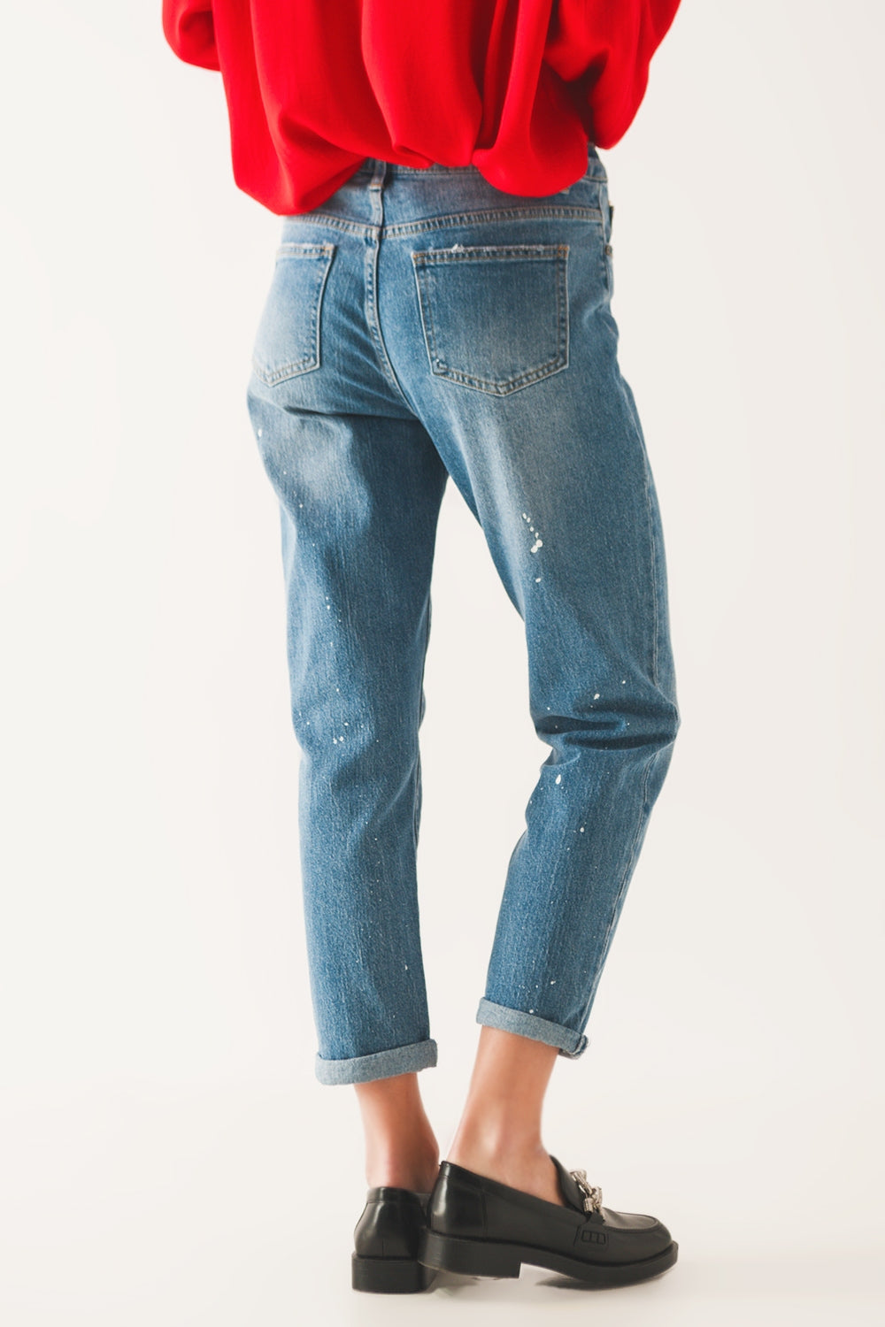 vaqueros corte mom fit con detalles de salpicaduras de pintura blanca