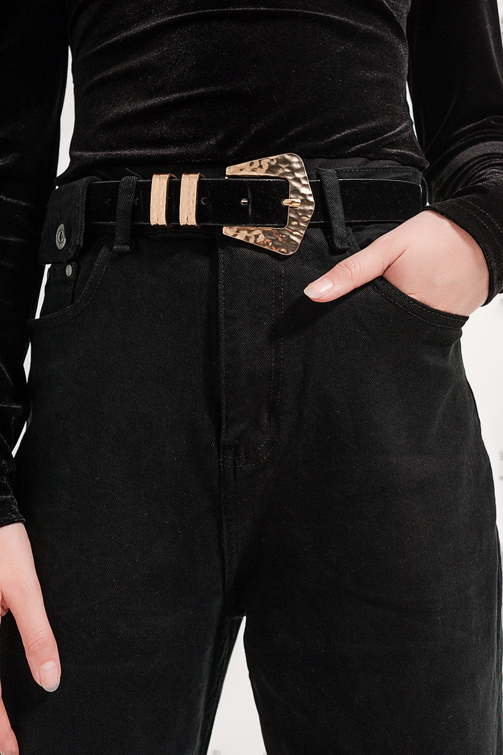 Vaqueros negros con detalle de bolsillos