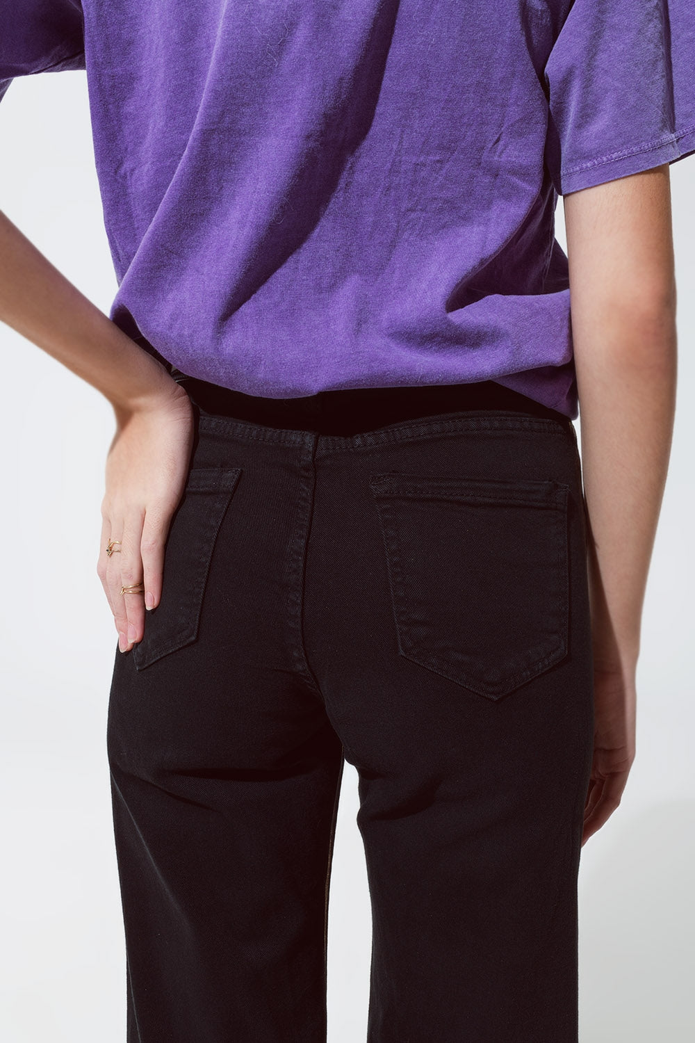 Vaqueros negros de pierna recta con brillo metálico dorado