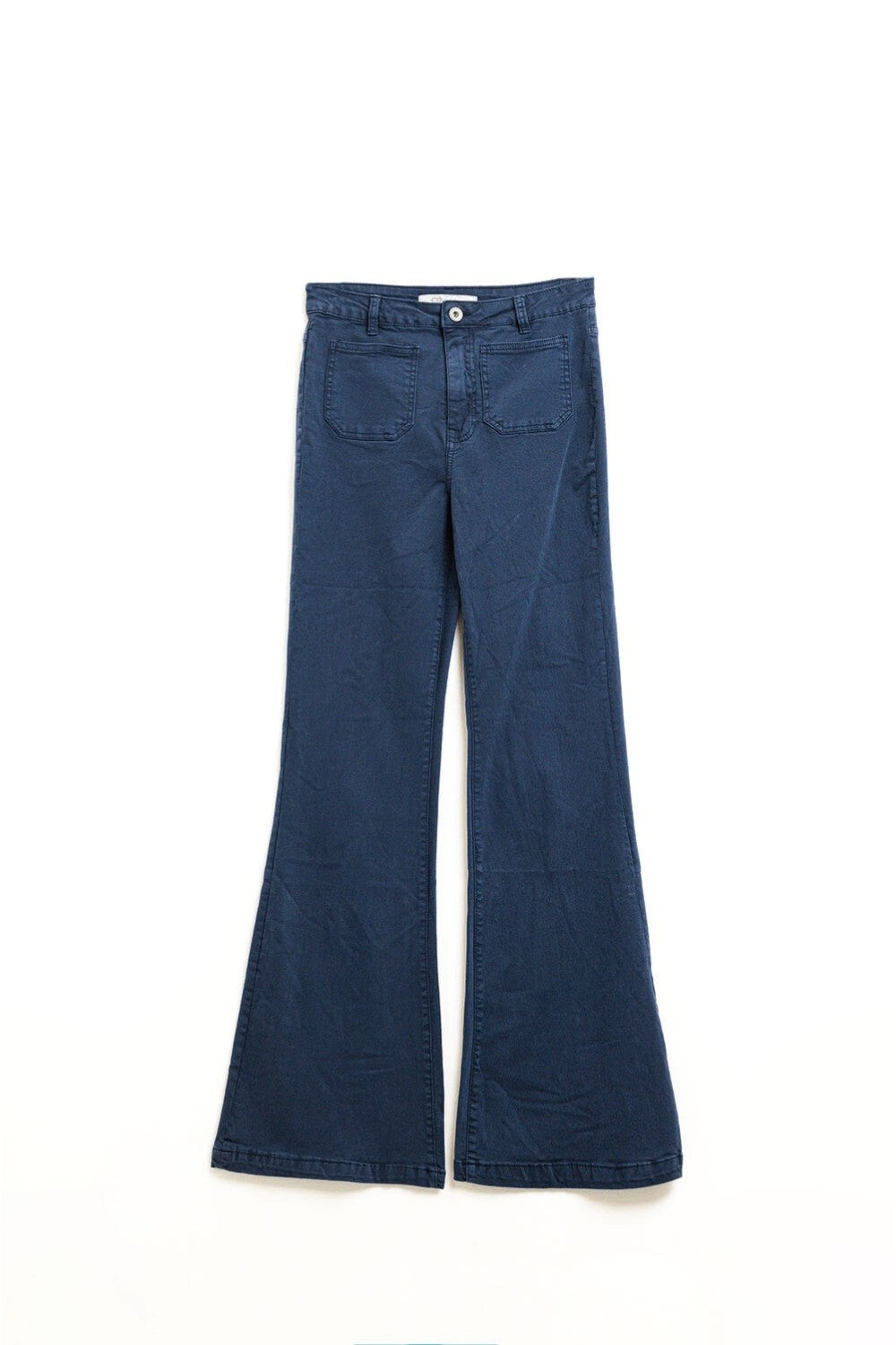 Pantalón de corte flare para mujer en sarga de algodón elástico de color azul marino.