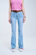 Modelo con vaquero de corte bootcut y tiro alto en lavado azul claro, con bolsillos de parche frontales.