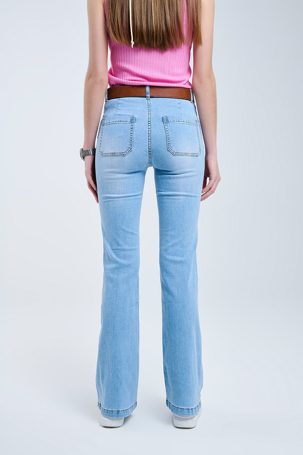 Vista trasera de un vaquero de corte bootcut en denim elástico de color azul claro.