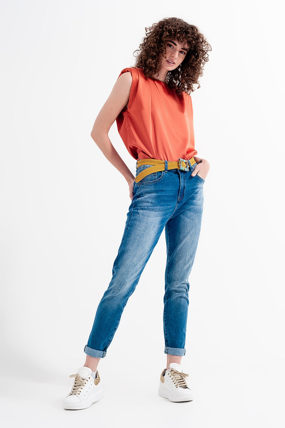 Vaqueros pitillo con lavado azul y rotos