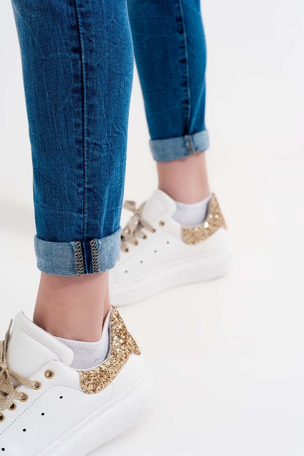 Vaqueros pitillo con lavado azul y rotos