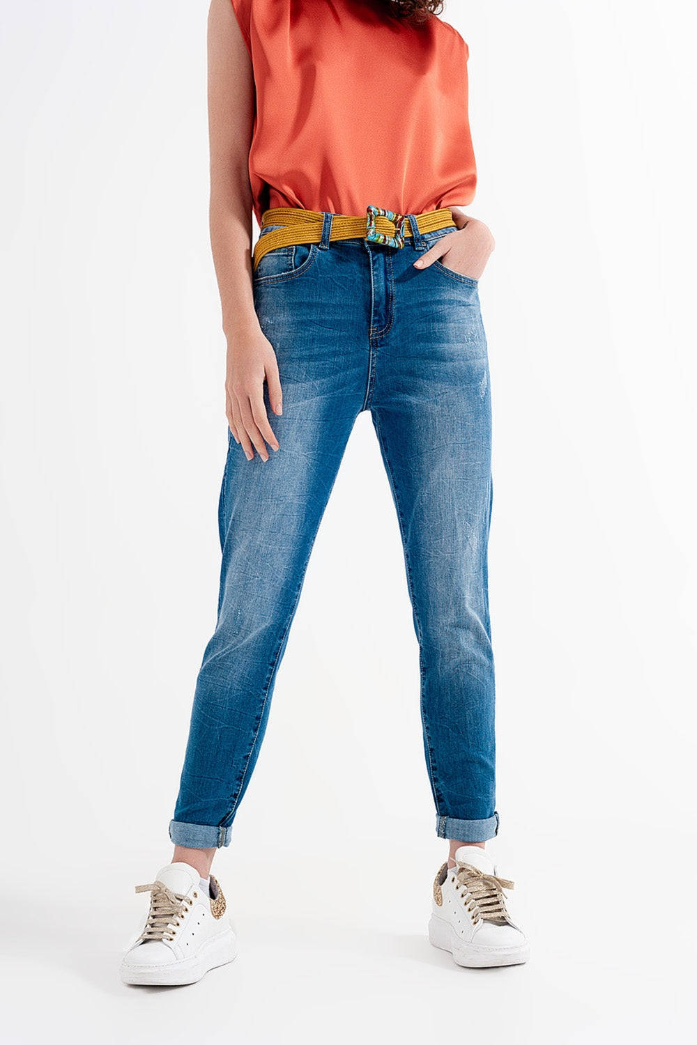 Vaqueros pitillo con lavado azul y rotos