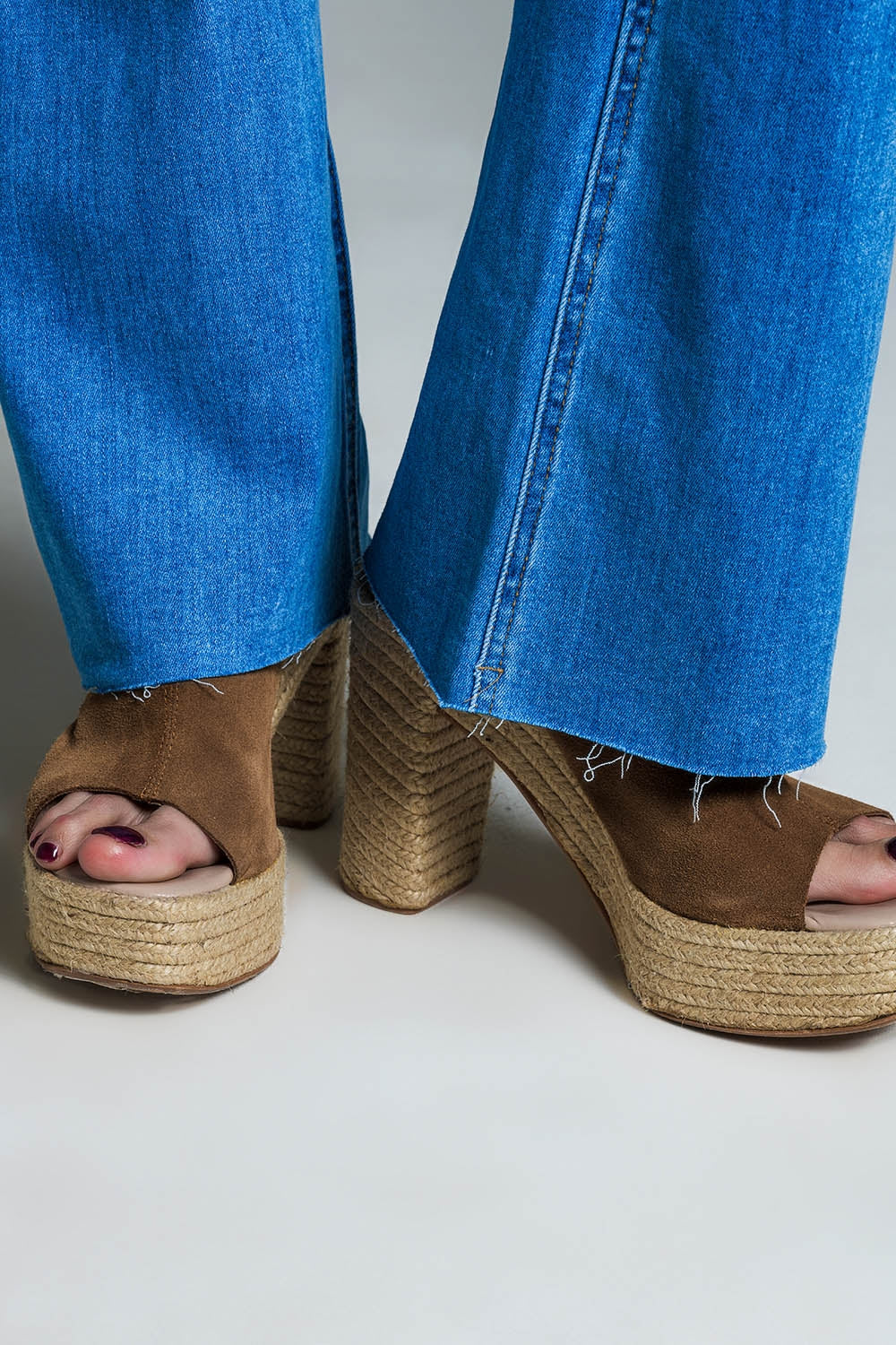 Vaqueros pitillo de cintura regular y pierna acampanada en lavado claro