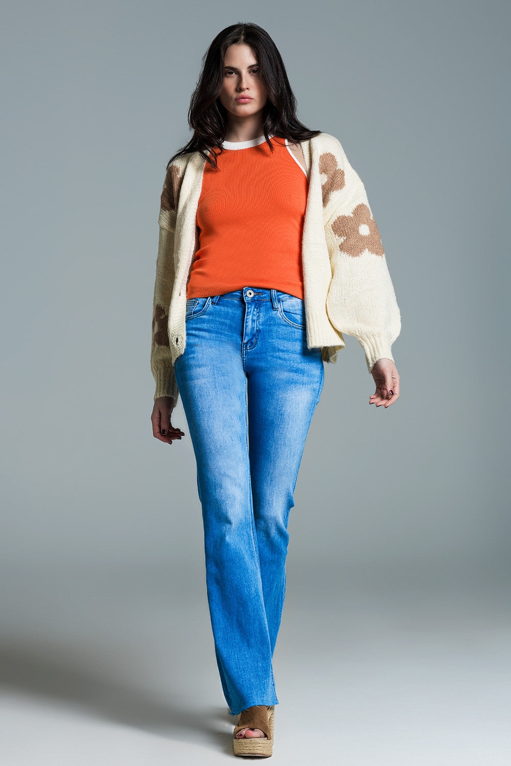 Vaqueros pitillo de cintura regular y pierna acampanada en lavado claro