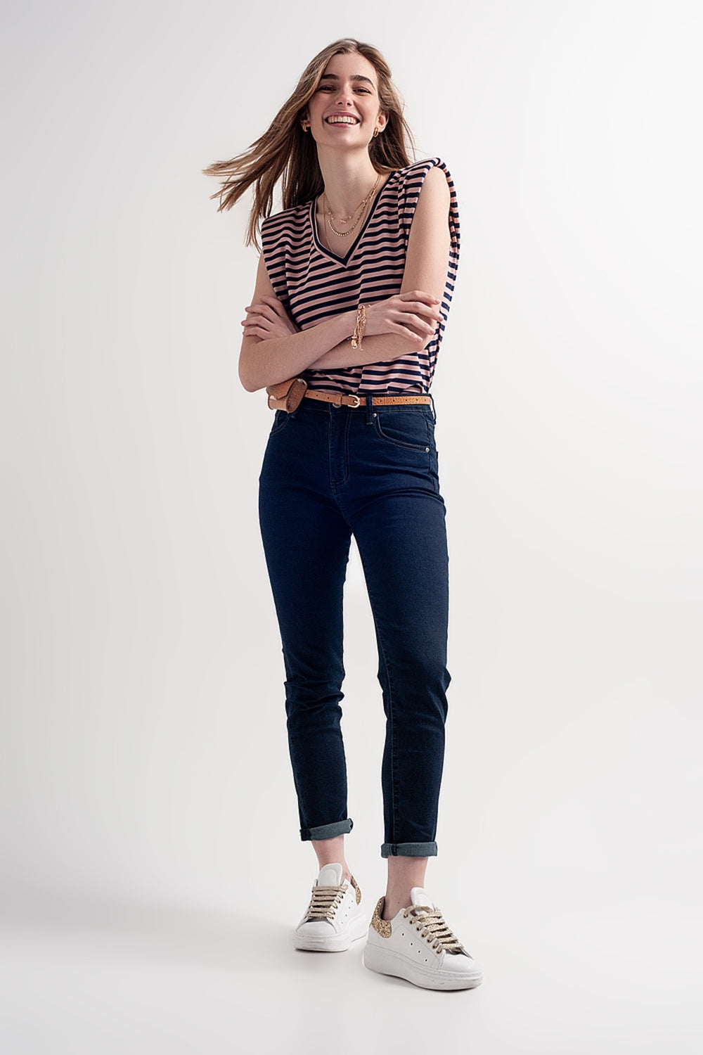 Vaqueros pitillo de talle alto en color azul oscuro