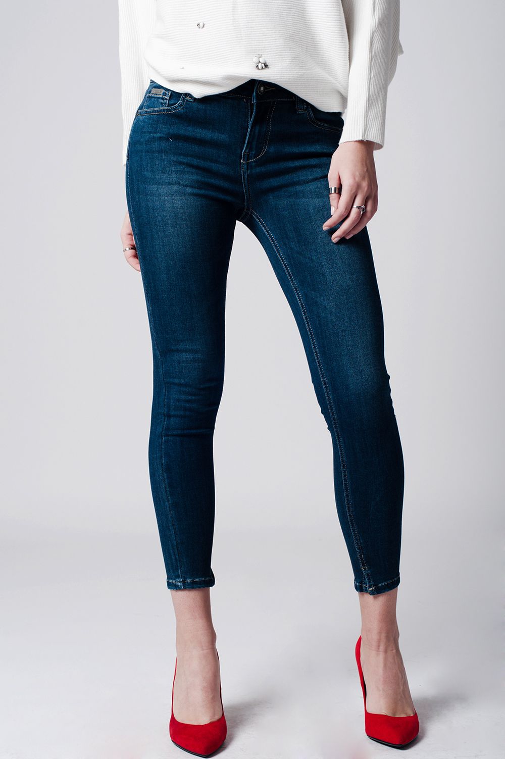Q2 Vaqueros pitillo de talle bajo en denim oscuro