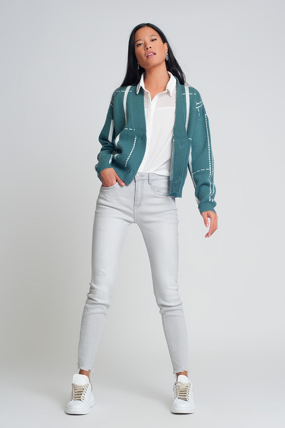 Look casual con vaqueros gris y cárdigan verde