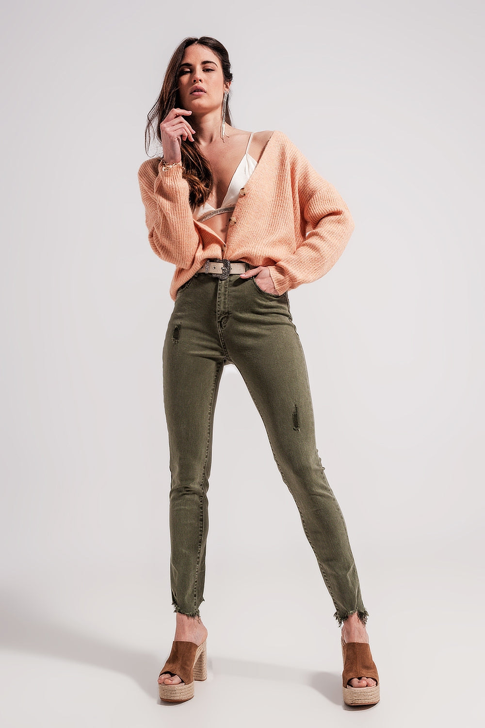 Vaqueros pitillo verdes con diseño rasgado, look completo