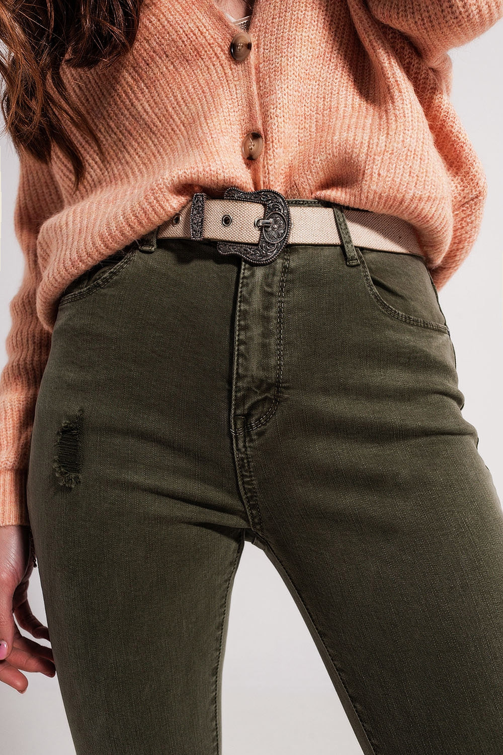 Vaqueros pitillo verdes con diseño rasgado, detalle bolsillos delanteros