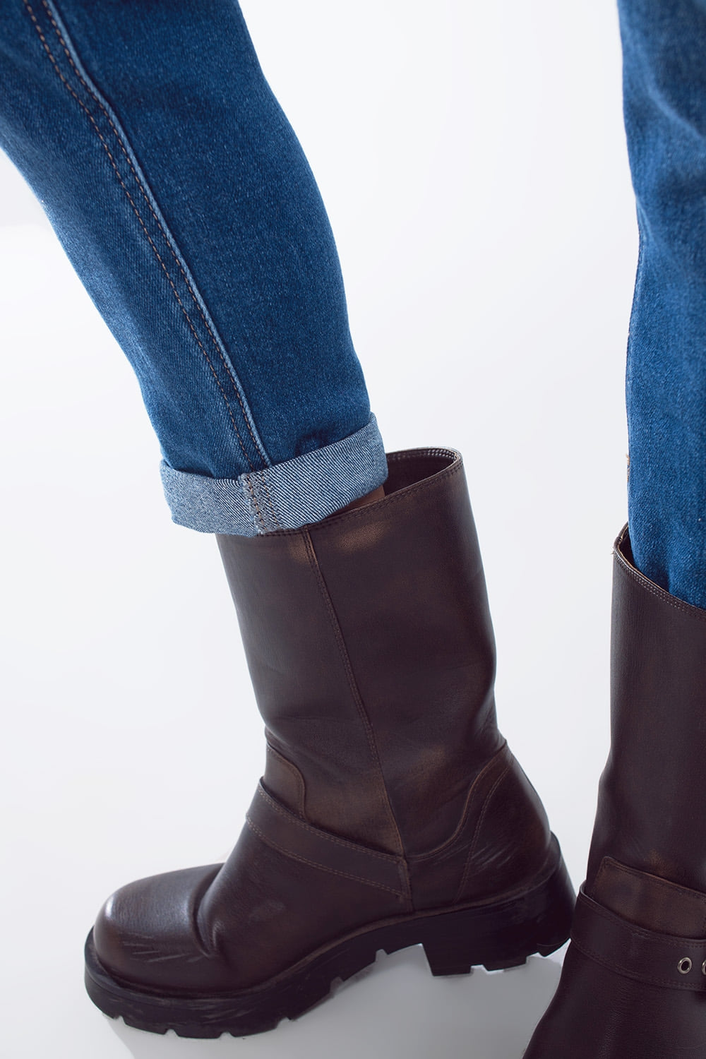 Vaqueros rectos básicos con bolsillos laterales en lavado medio