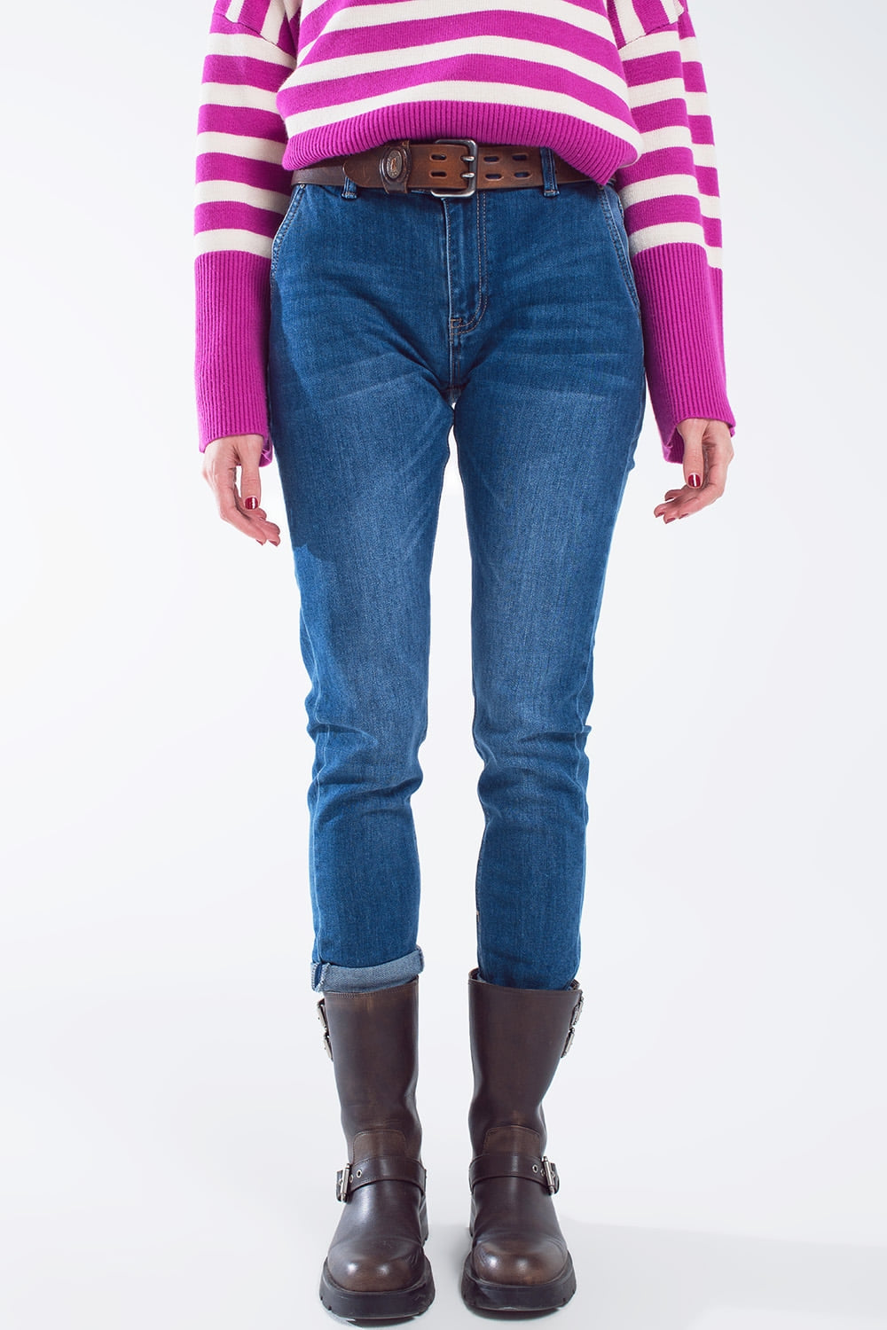 Vaqueros rectos básicos con bolsillos laterales en lavado medio