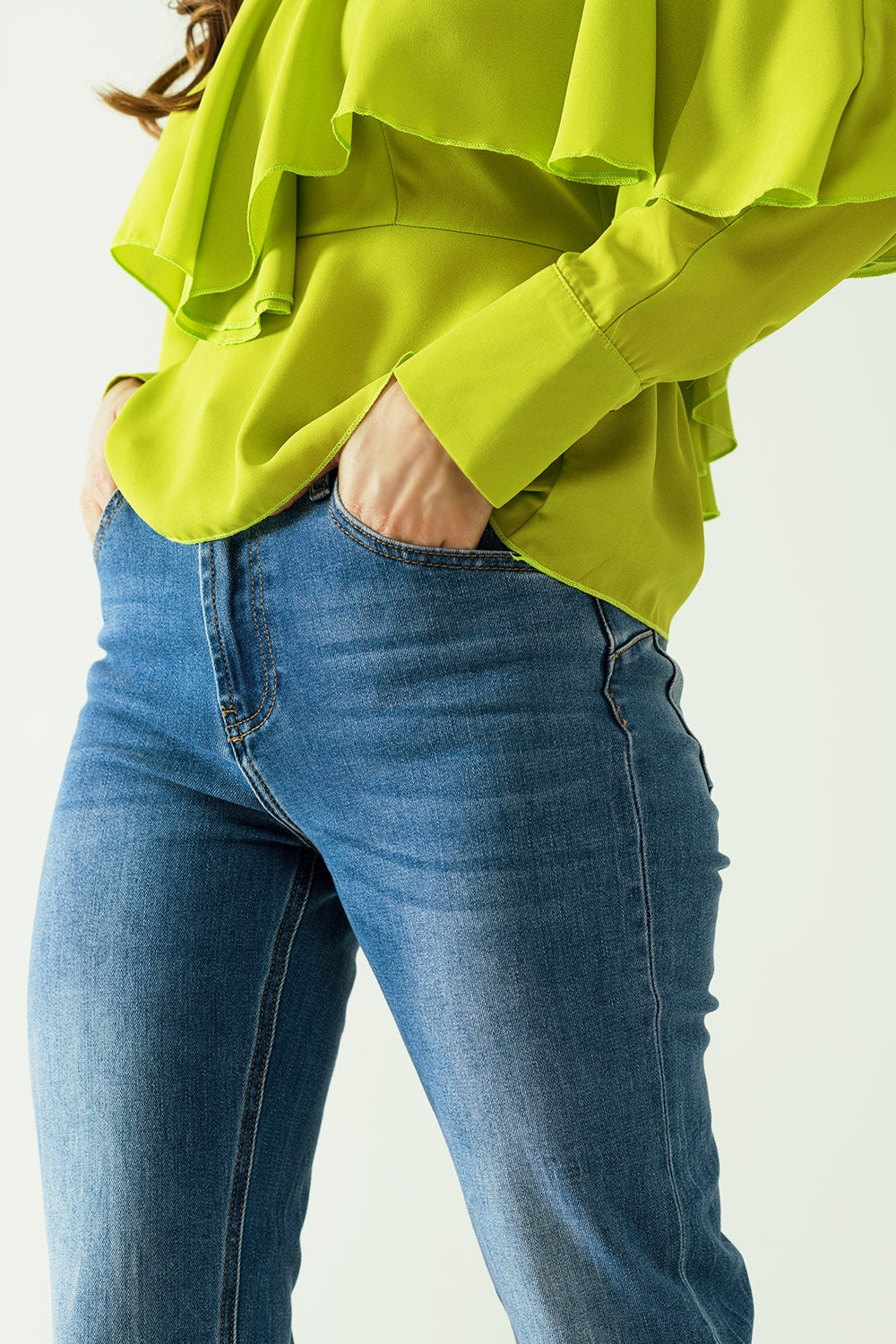 Vaqueros rectos básicos con cinco bolsillos y cierre frontal de botón metálico