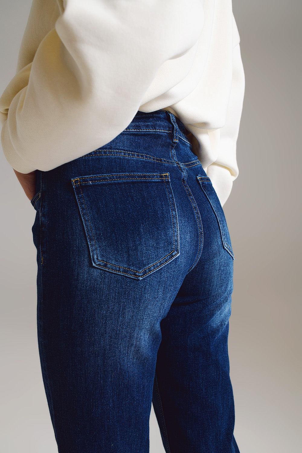 Vaqueros rectos básicos en lavado oscuro