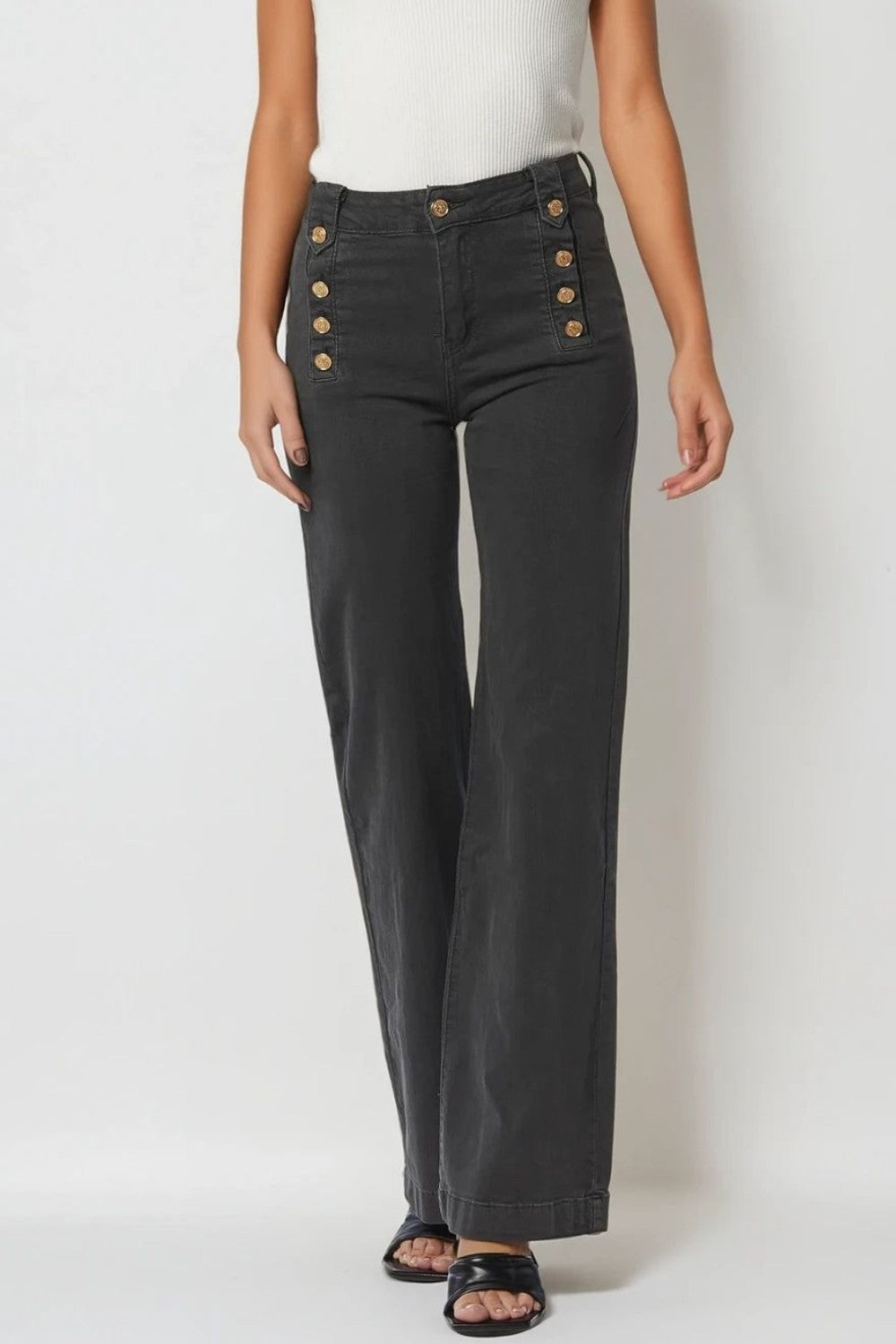 Pantalón vaquero de pernera ancha en color negro desgastado, con diseño de doble botonadura dorada estilo marinero.