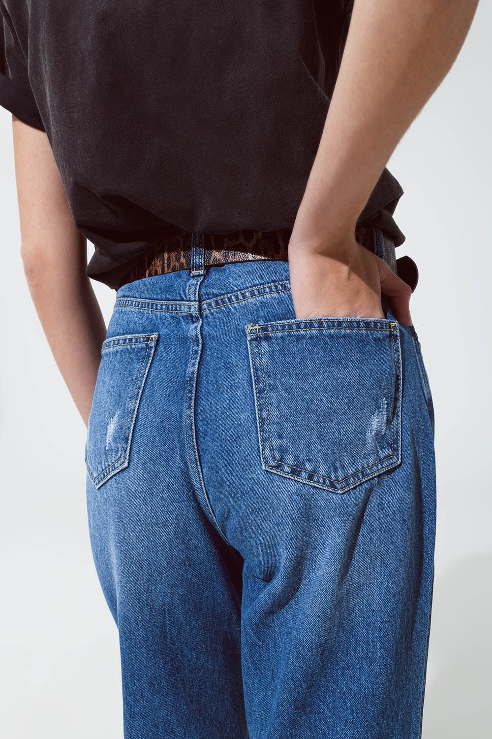 Vaqueros rectos con brillo metálico dorado y deshilachado en el bajo