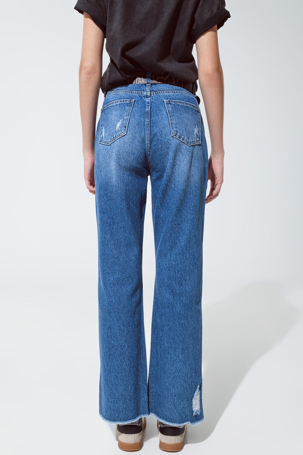 Vaqueros rectos con brillo metálico dorado y deshilachado en el bajo