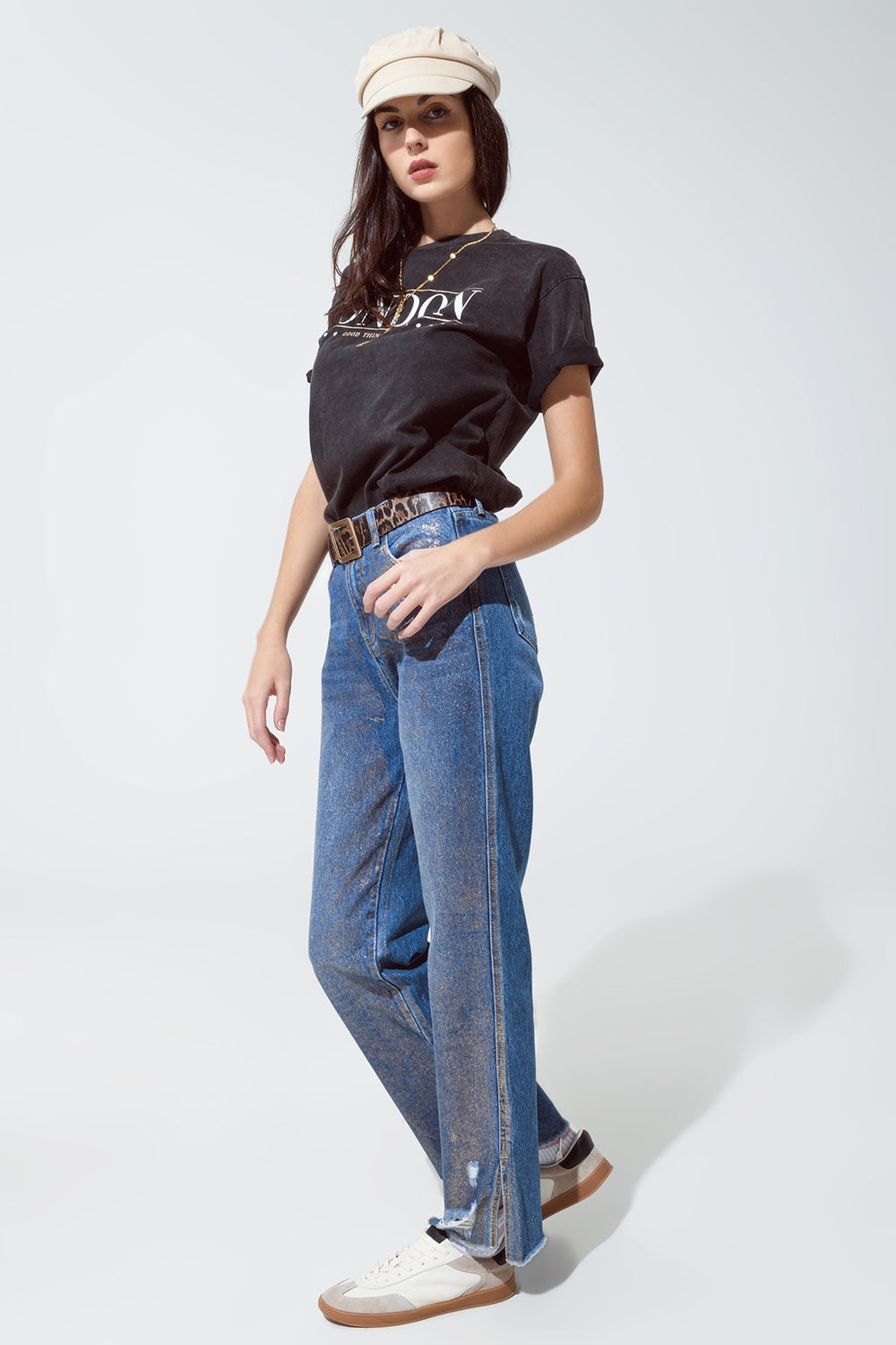 Vaqueros rectos con brillo metálico dorado y deshilachado en el bajo