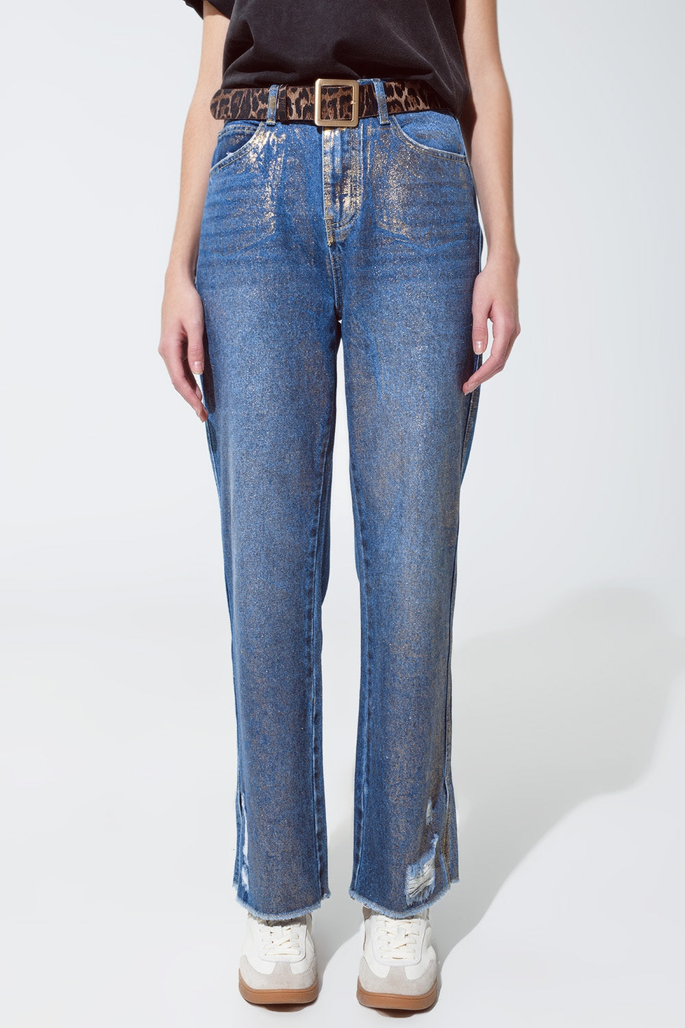 Vaqueros rectos con brillo metálico dorado y deshilachado en el bajo