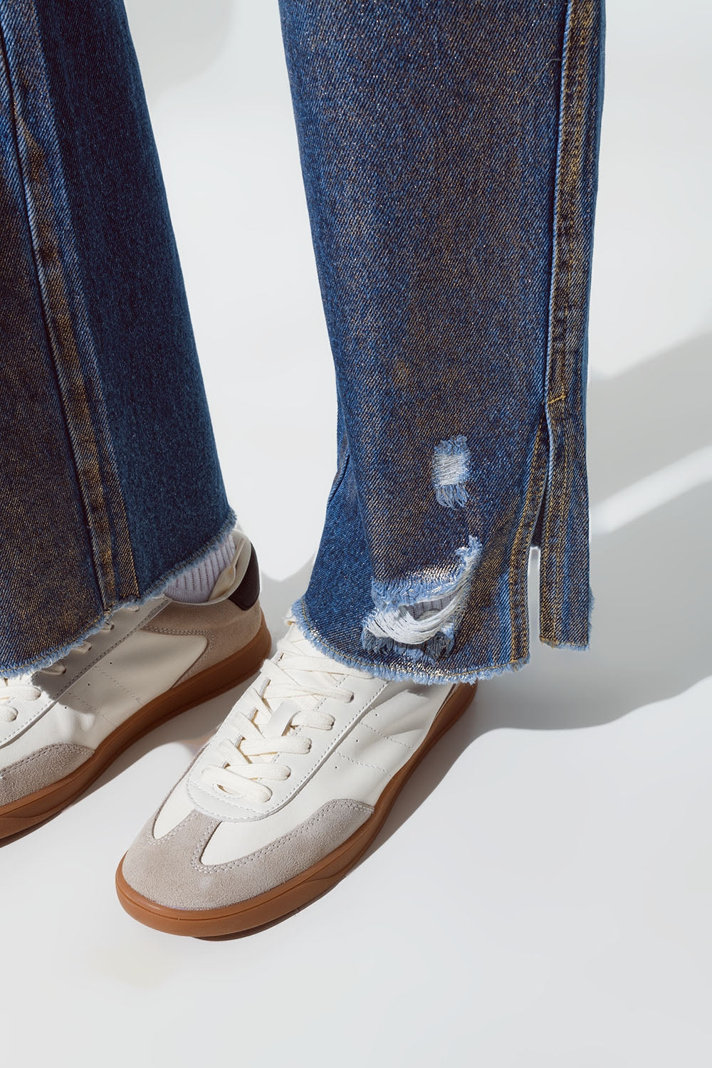 Vaqueros rectos con brillo metálico dorado y deshilachado en el bajo