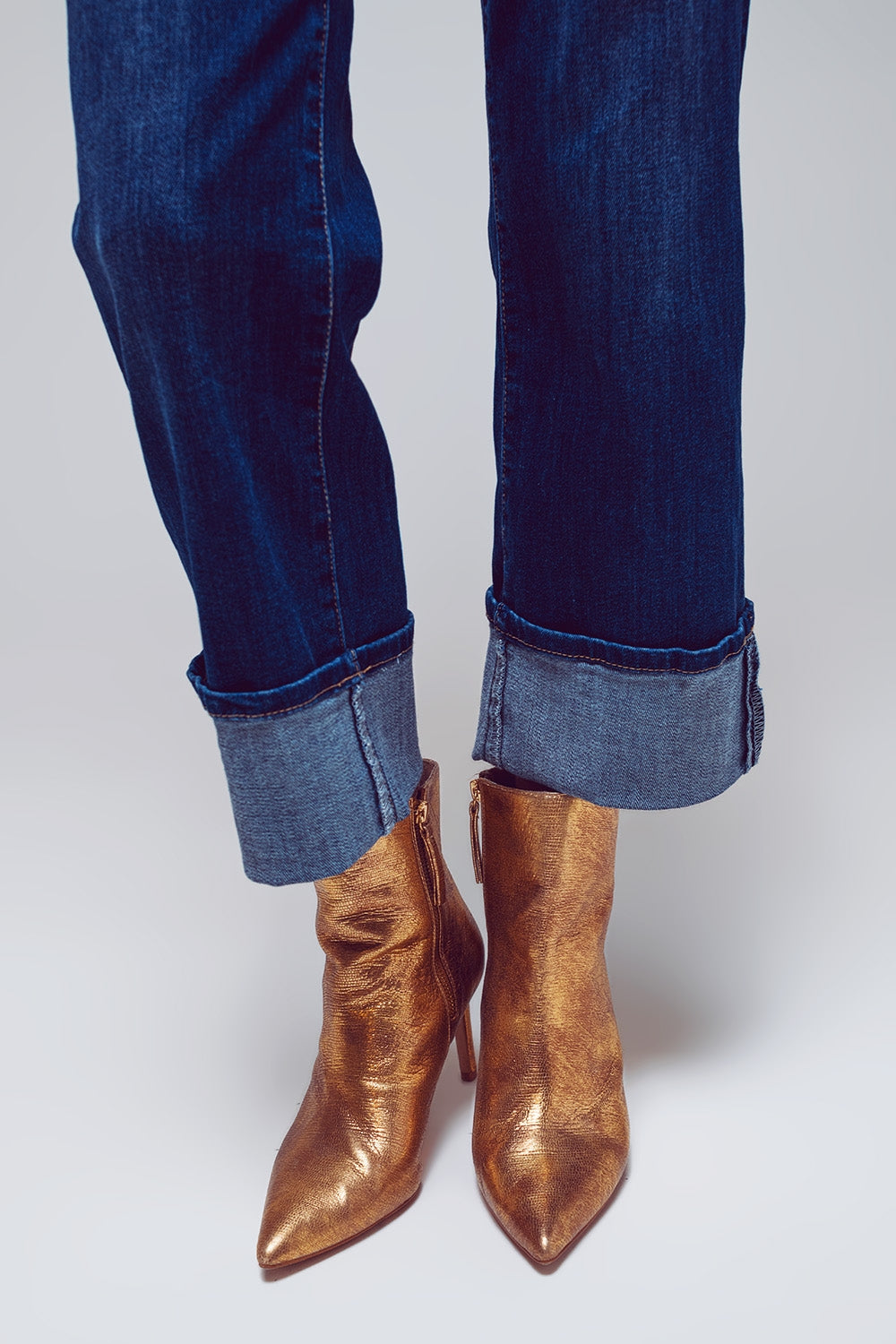 Vaqueros rectos con dobladillo en lavado azul medio