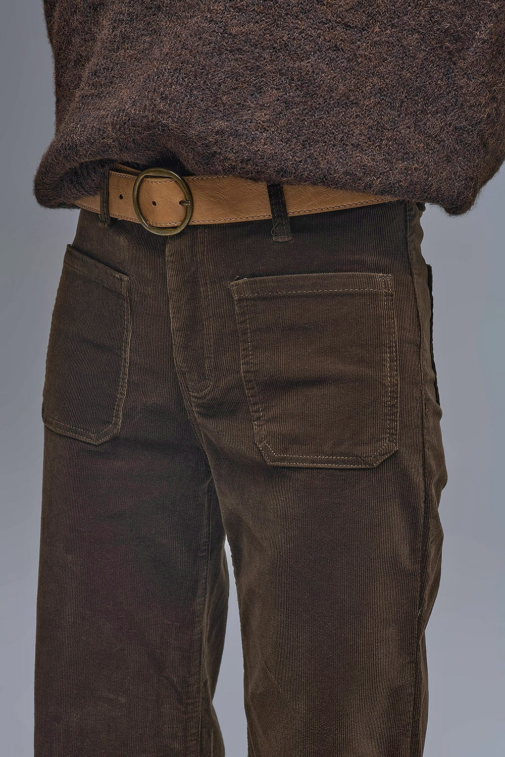 Vaqueros rectos de pana en marrón con bolsillos