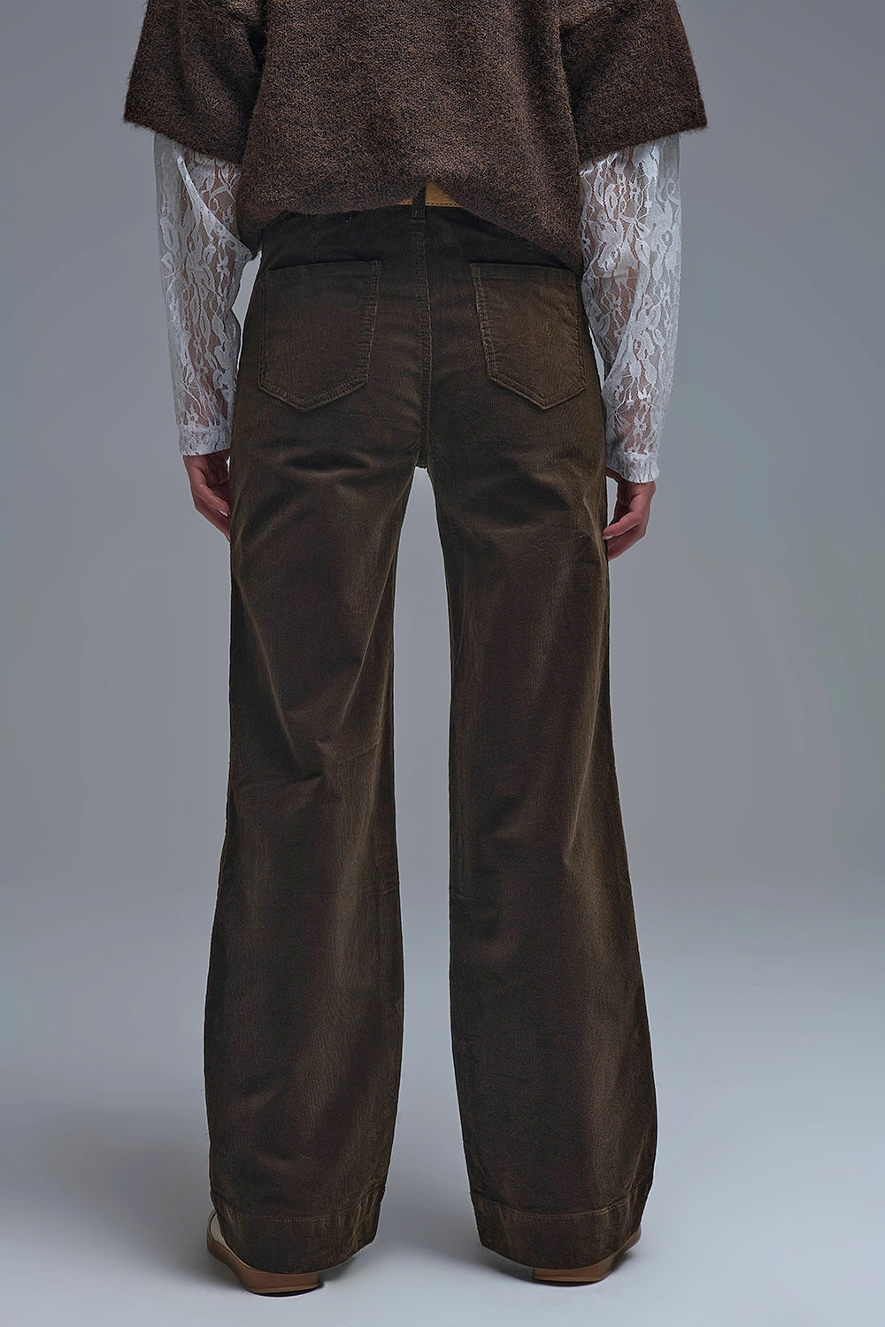 Vaqueros rectos de pana en marrón con bolsillos