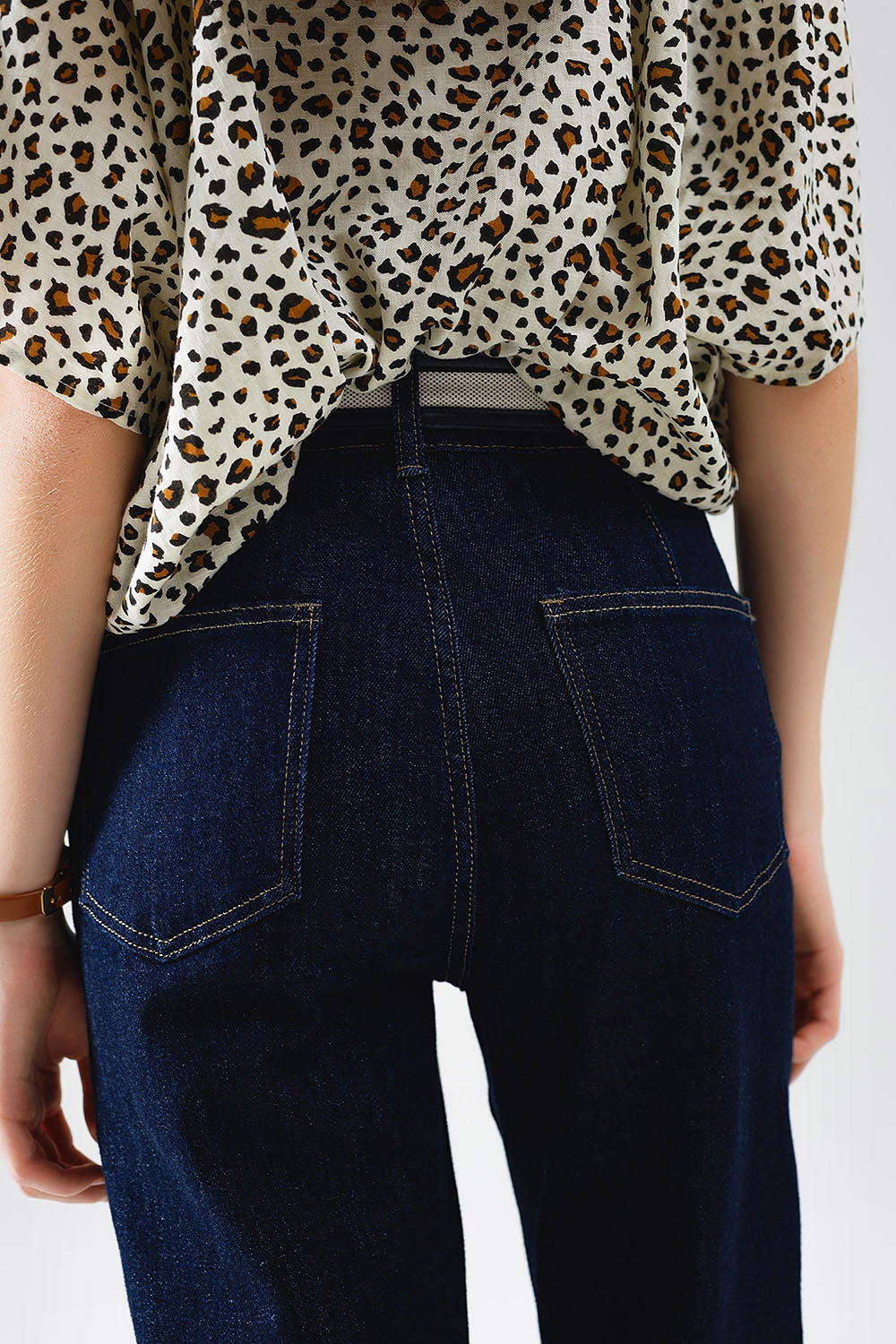 Vaqueros rectos largos azul oscuro con pespunte de contraste