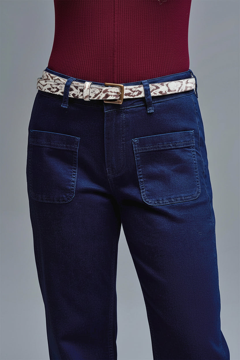 Vaquero de mujer de tiro alto color azul marino con bolsillos delanteros plastrón y pernera recta ancha.