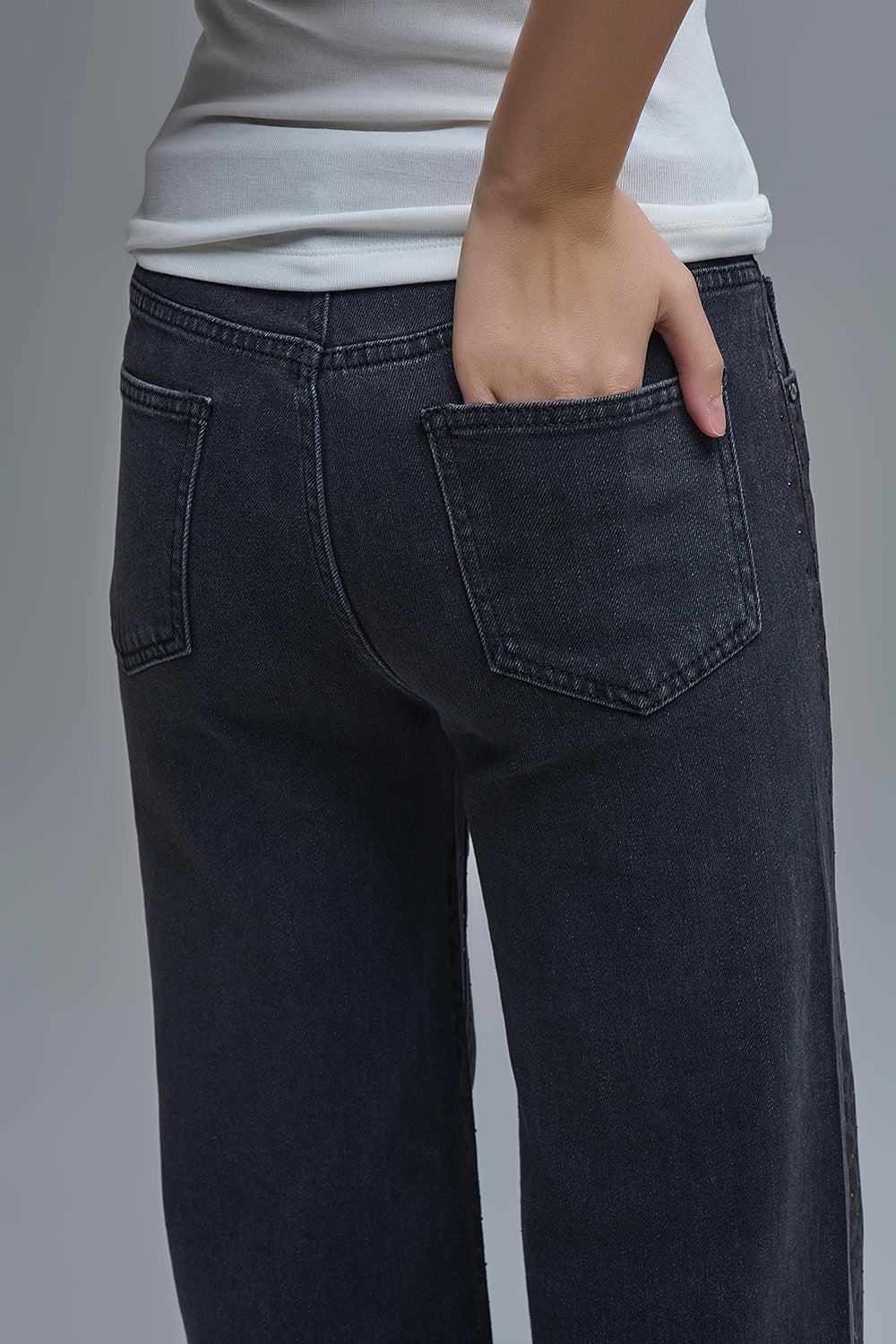 Vaqueros rectos negros con estampado de leopardo y detalle de strass