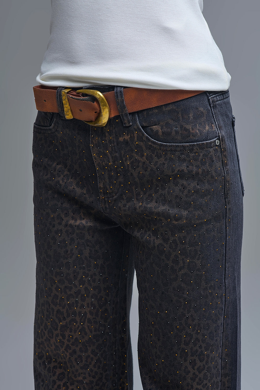 Vaqueros rectos negros con estampado de leopardo y detalle de strass