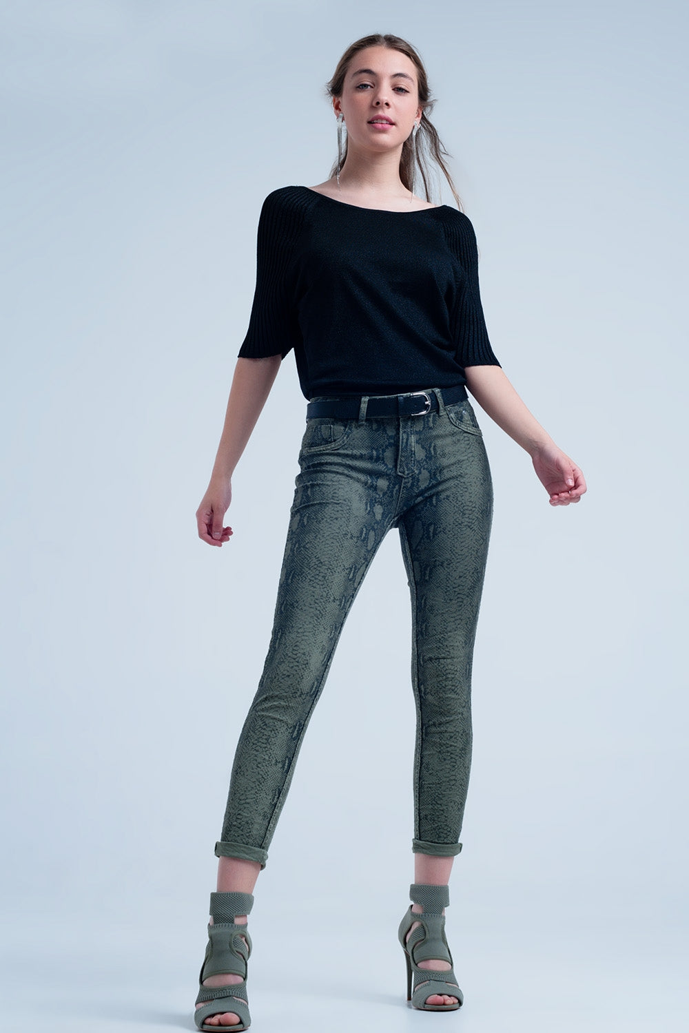 Vaqueros reversibles verdes con estampado de serpiente