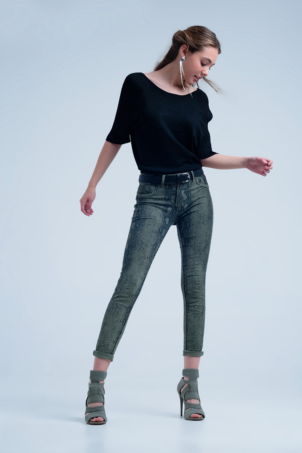 Vaqueros reversibles verdes con estampado de serpiente