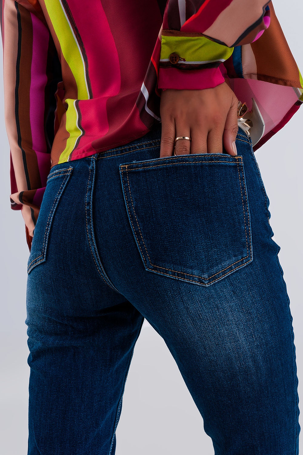 Vaqueros skinny de cintura alta con bajos sin rematar en azul oscuro