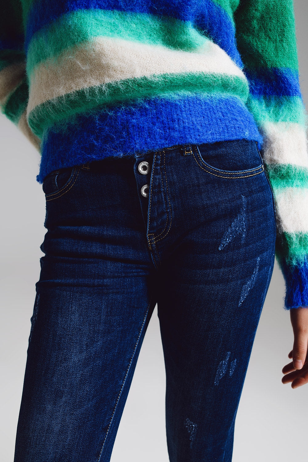 Vaqueros super ajustados con botones visibles en la parte delantera en tono medio.