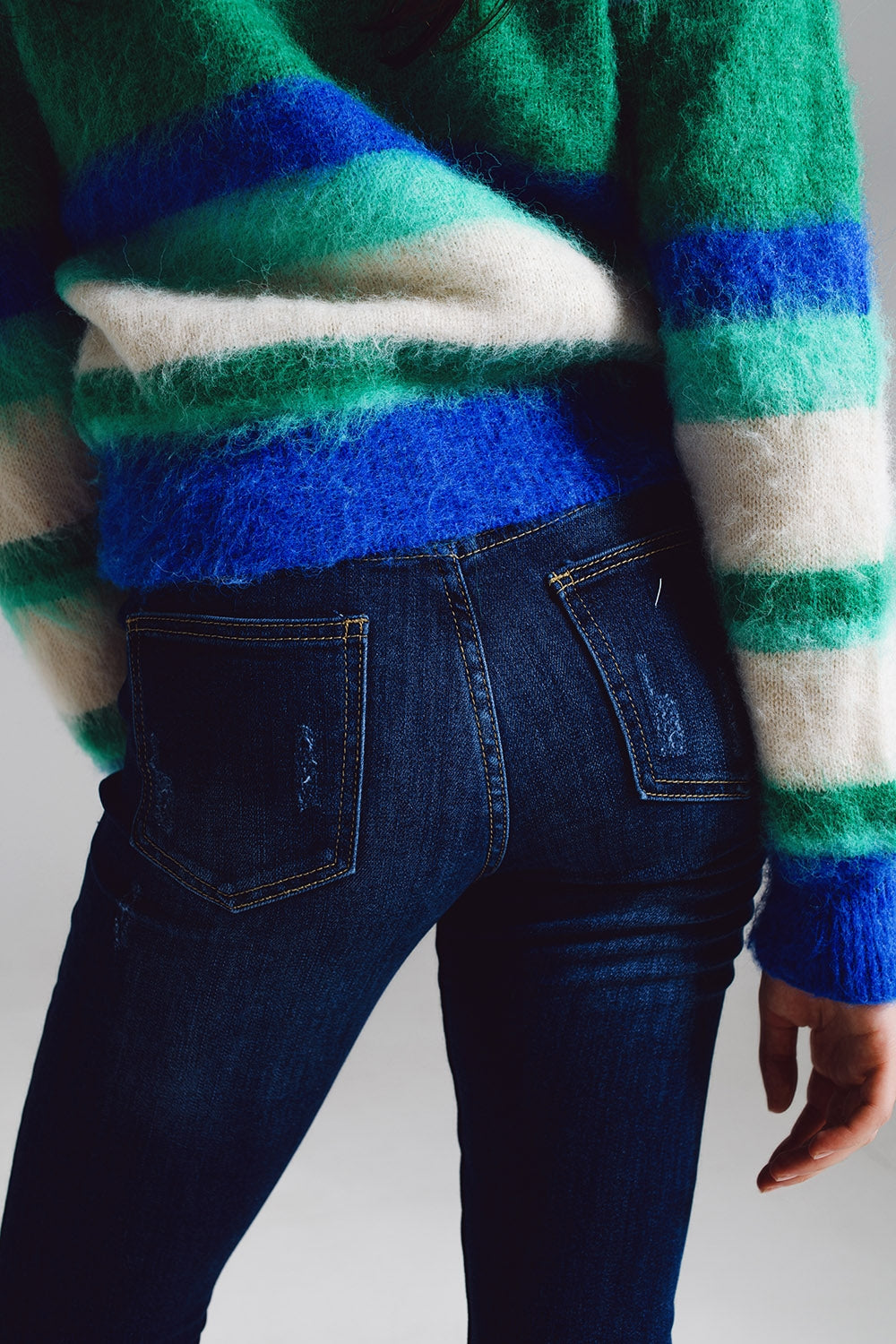 Vaqueros super ajustados con botones visibles en la parte delantera en tono medio.