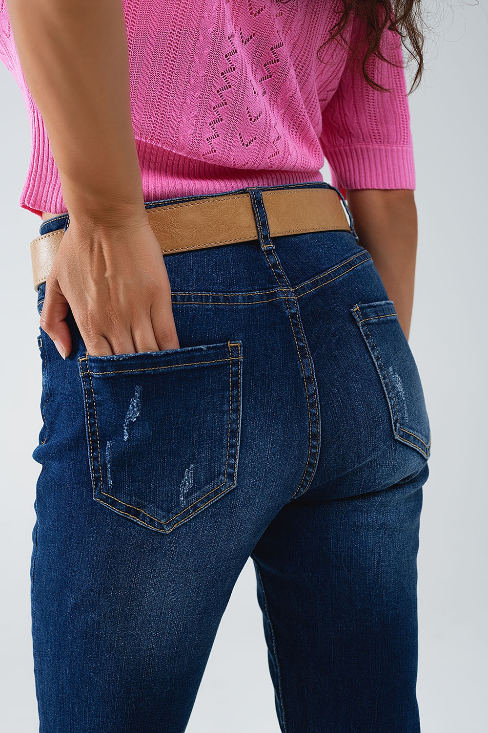 Vaqueros super ajustados desgastados en denim elástico con lavado oscuro