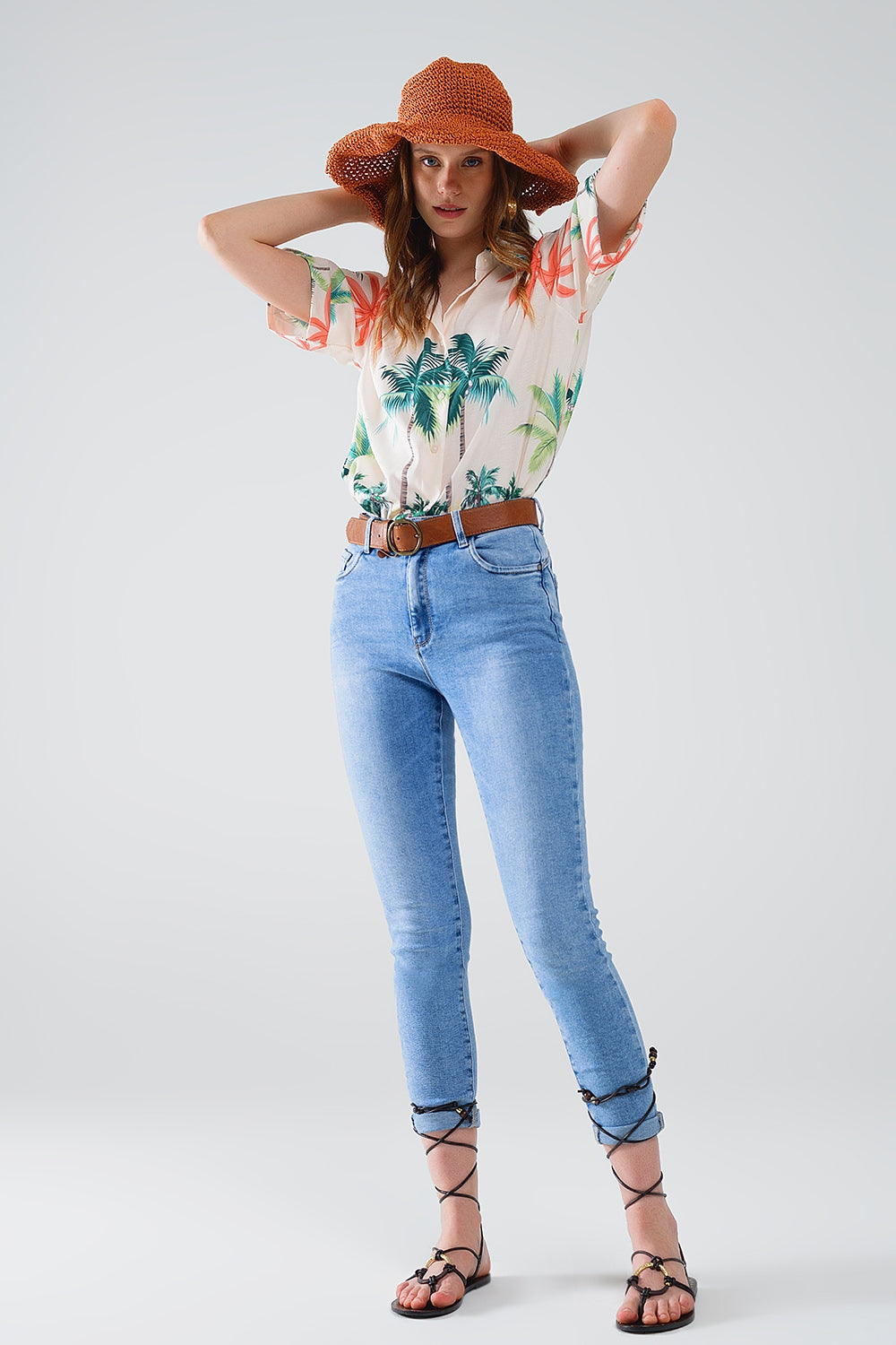 Vaqueros super pitillo de cintura regular en lavado claro con 5 bolsillos