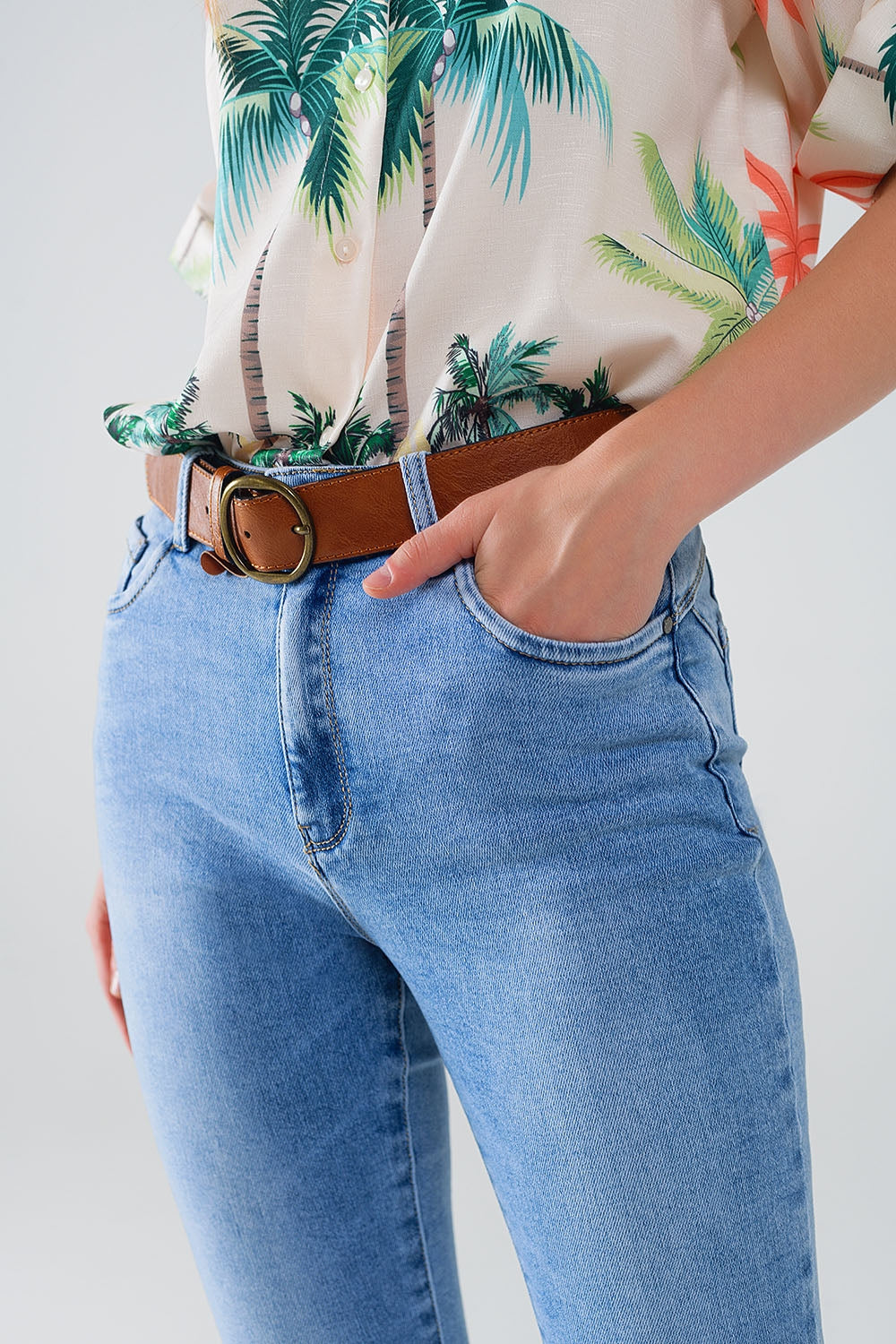 Vaqueros super pitillo de cintura regular en lavado claro con 5 bolsillos