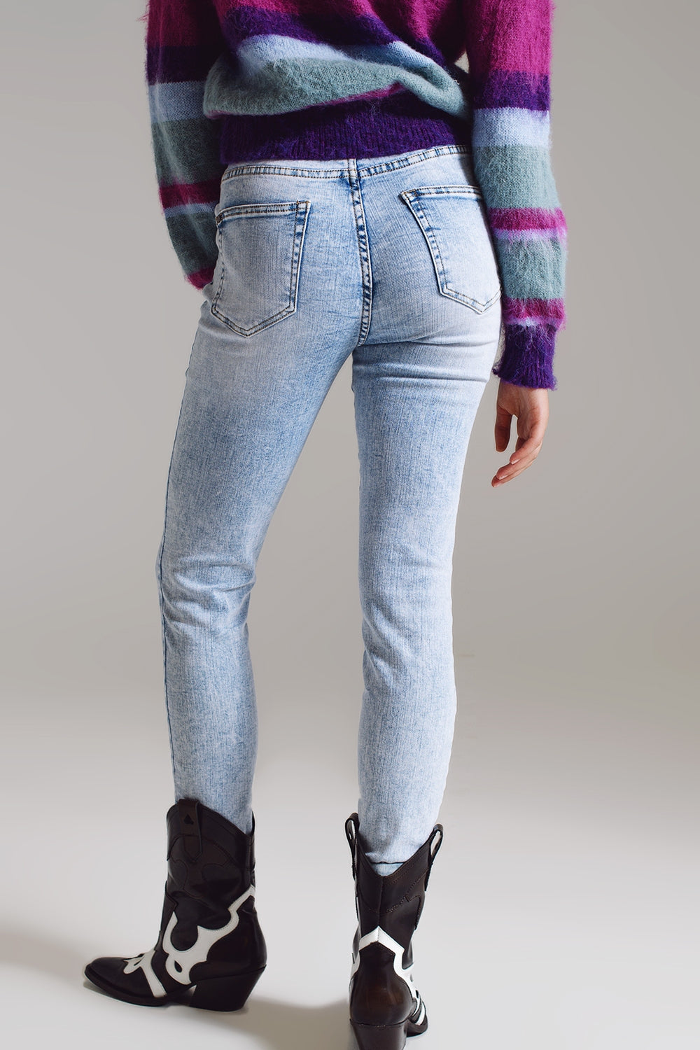 Vaqueros super skinny en talle medio con lavado azul claro