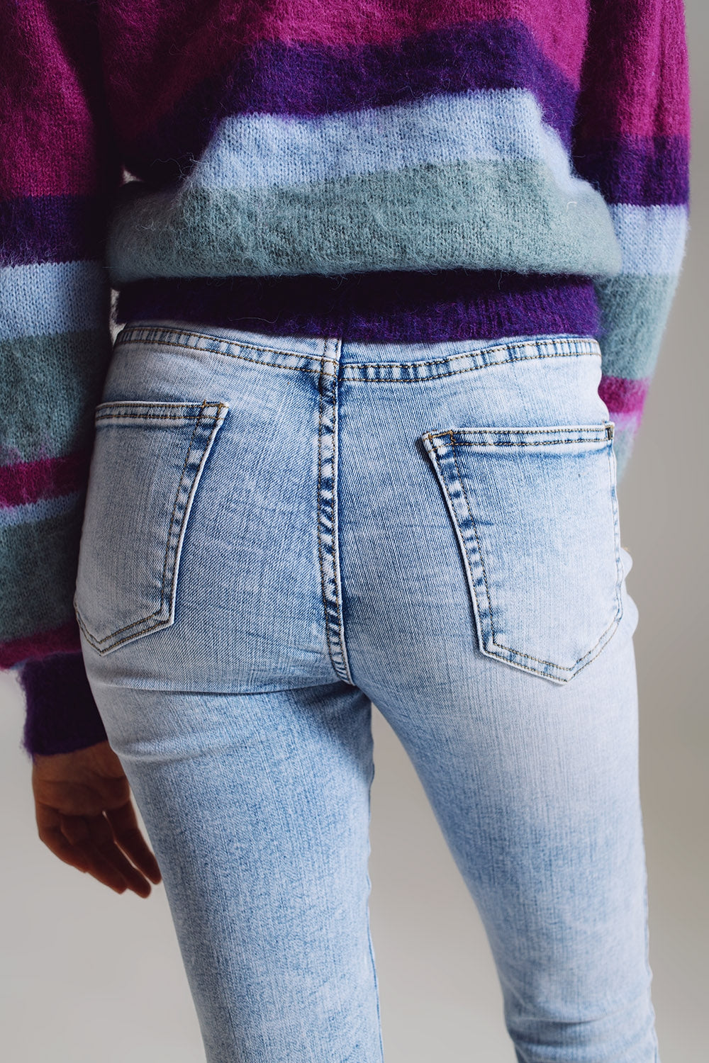 Vaqueros super skinny en talle medio con lavado azul claro