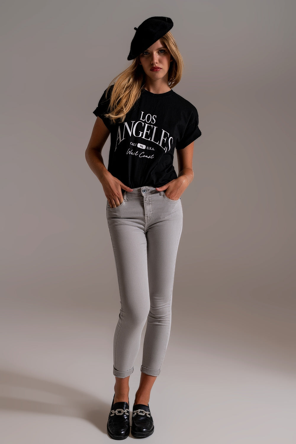 Vaqueros tobilleros grises claros con arrugas suaves